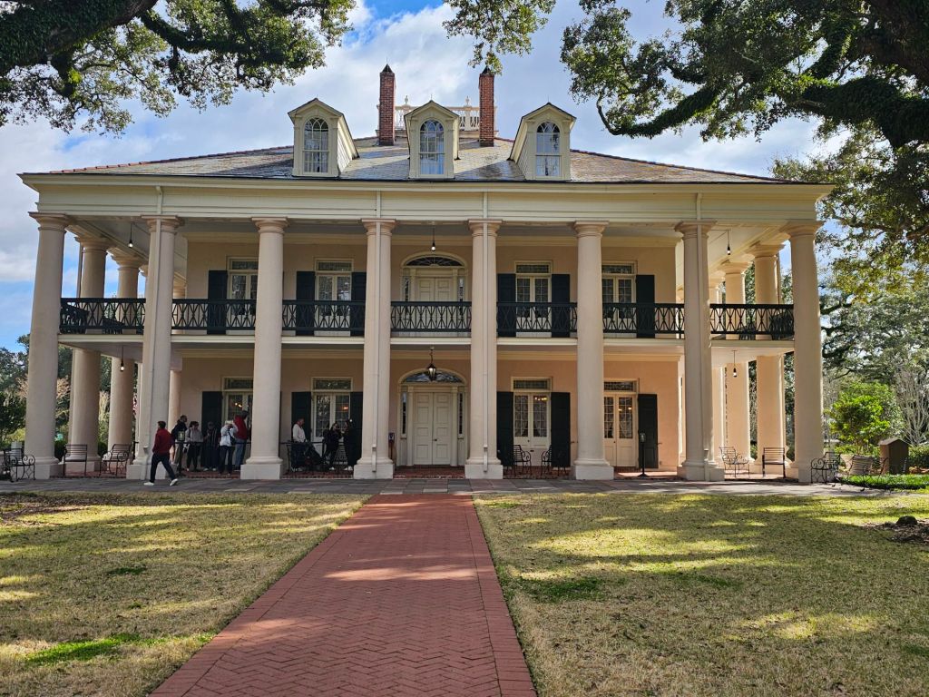 The main house at Oak Alley Plantation